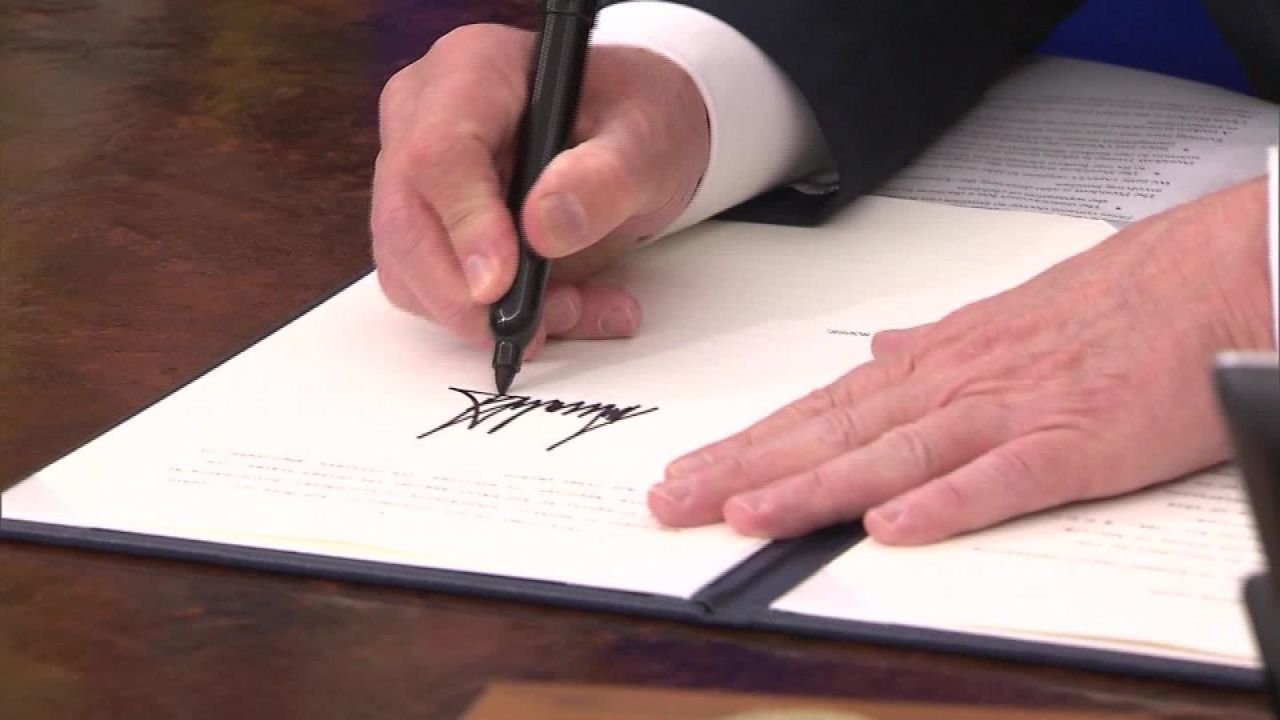 CNNE 536026 - trump firma decreto para detener separacion de familias inmigrantes