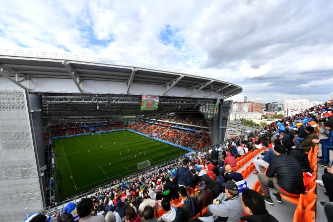 El Ekaterimburgo Arena destaca por una particularidad en su arquitectura tras su remodelación: cuenta con dos tribunas temporales, las de las zonas norte y sur, con las que alcanza un aforo de 35.000 espectadores, informa la FIFA.