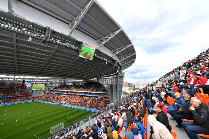 ¿Por qué las graderías del Ekaterimburgo Arena son de color anaranjado? Se trata del color característico del Fk Ural, el club que juega de local ahí.