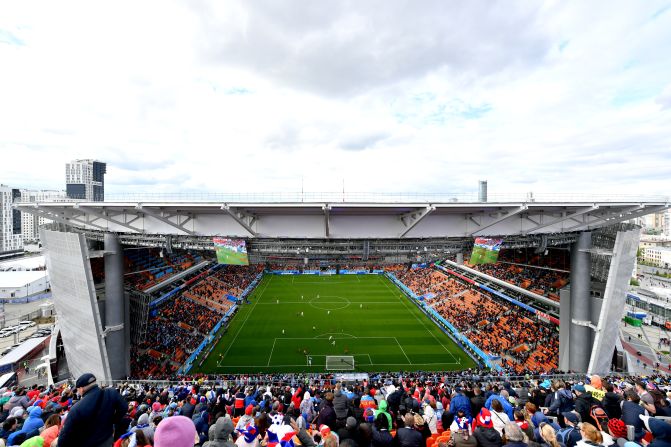 El Ekaterimburgo Arena destaca por una particularidad en su arquitectura tras su remodelación: cuenta con dos tribunas temporales, las de las zonas norte y sur, con las que alcanza un aforo de 35.000 espectadores, informa la FIFA.