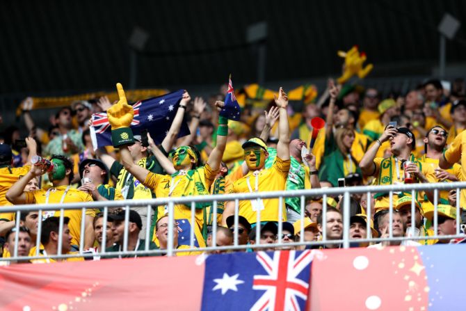 Fanáticos de Australia animan a su equipo antes del partido. Australia viene de una derrota frente a Francia y necesita una victoria para aspirar a un cupo en su grupo.