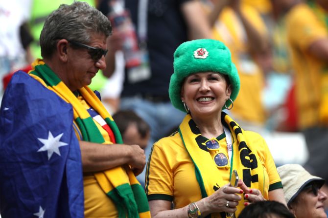 Hinchas de Australia sonríen desde la tribuna antes del partido.