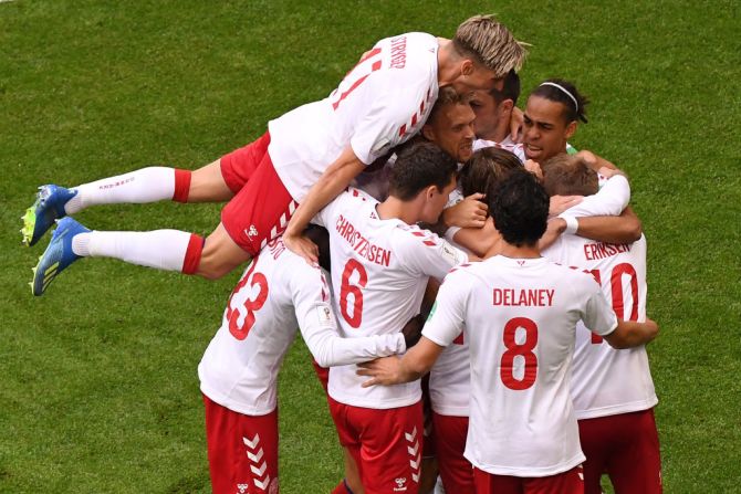 Christian Eriksen celebra con sus compañeros de equipo la anotación de Dinamarca al minuto 7.