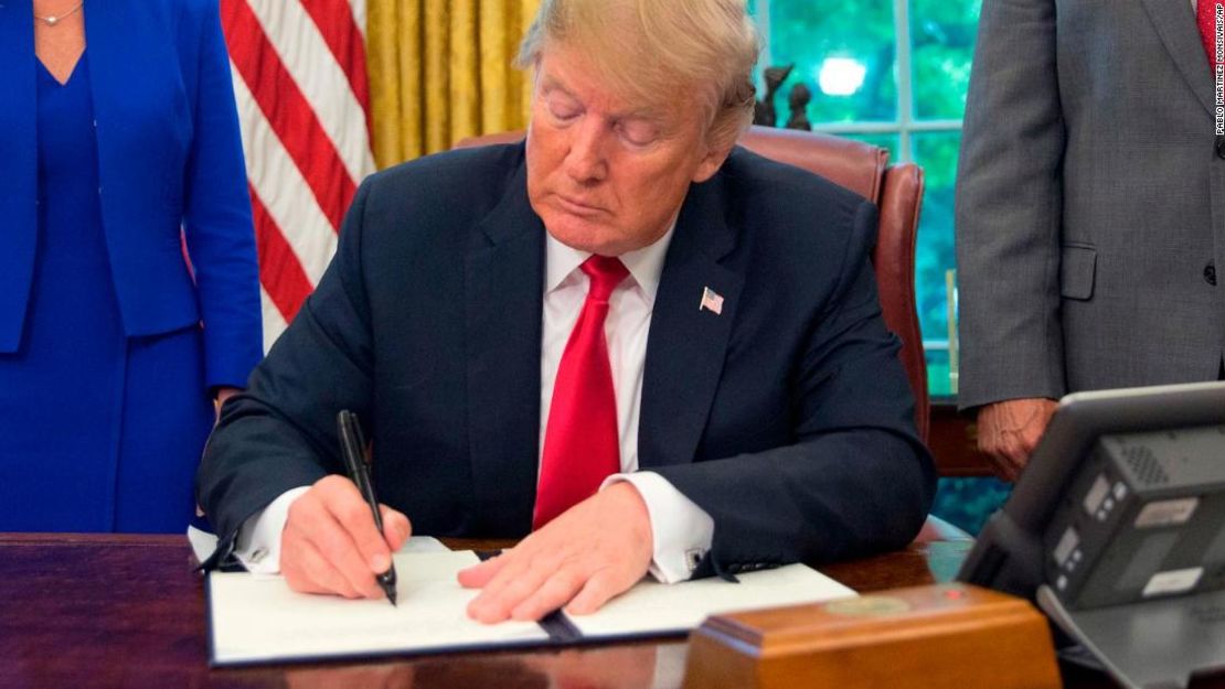 El presidente Donald Trump firma un decreto para terminar la separación de familias durante un evento en la Oficina Oval de la Casa Blanca en Washinton, el 20 de junio de 2018.