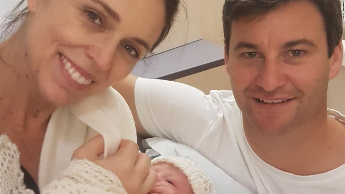 La primera ministra de Nueva Zelandia junto a su esposo y a su recién nacido bebé.