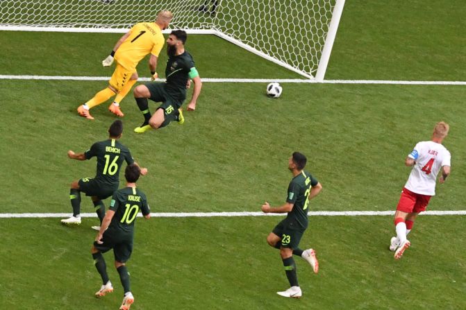 Mile Jedinak (C) de Australia celebra tras anotar un gol desde el punto penal frente a Dinamarca.