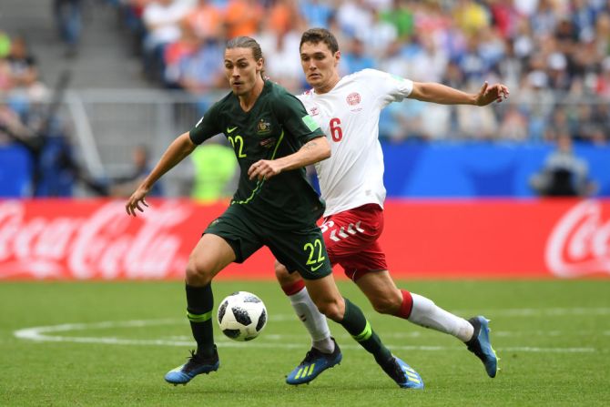 Dinamarca y Australia empataron con 1 gol en el segundo juego del grupo C del Mundial. En esta foto aparecen Jackson Irvine de Australia (de verde) y Andreas Christensen de Dinamarca (de blanco) en el Samara Arena.