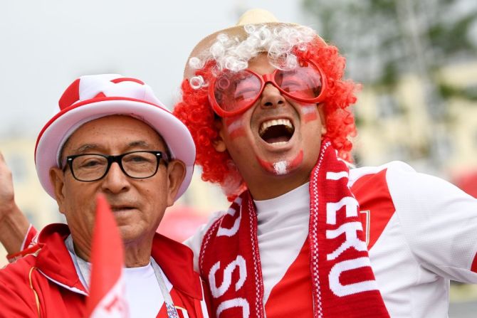 Fanáticos de Perú posan para una foto antes del partido. La blanquirroja buscará su primera victoria en Rusia 2018 frente a Francia.