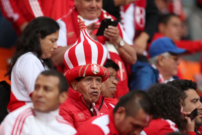 Un fanático de Perú disfruta del tiempo antes del partido en la tribuna del Yekaterinburgo en Yekaterinburgo, Rusia.