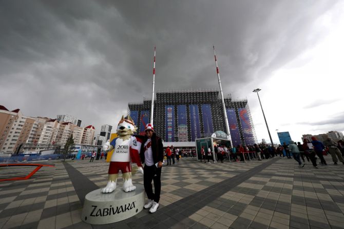 Un fanático de Perú posa junto a la estatua de Zabivaka, la mascota del Mundial, antes del juego entre Perú y Francia.