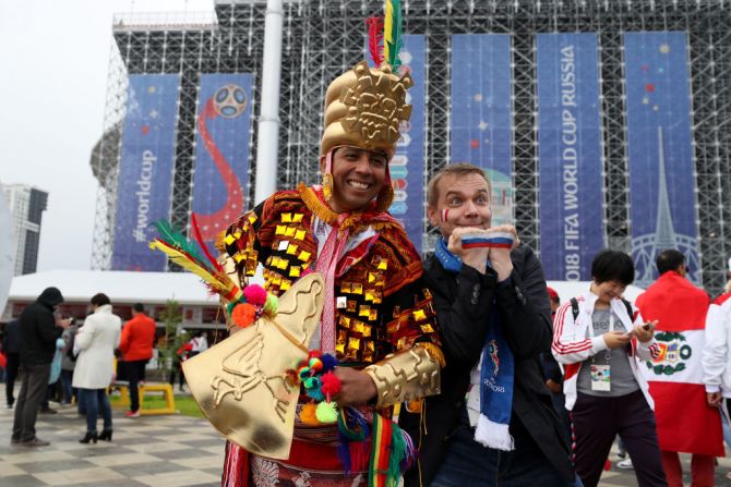 Dos fanáticos de Perú (izquierda) y Francia (derecha) posan a las afueras de estadio Ekaterinburg antes del partido entre los dos equipos por el Grupo C del Mundial.