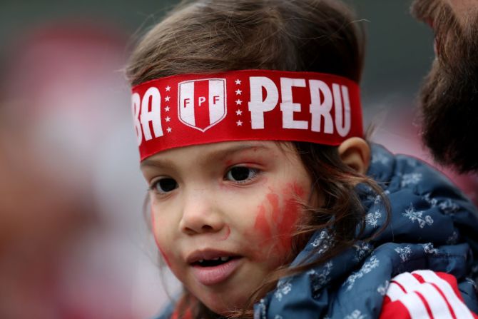 Los niños disfrutan de la atmósfera previa al segundo encuentro de la selección de Perú, que tiene al goleador Paolo Guerrero en la titular.