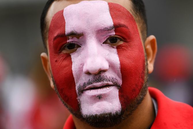 Con los colores de la rojiblanca en su cara, un fanático de Perú posa para una foto antes del encuentro contra Francia. Perú perdió 1-0 contra Dinamarca en su debut en el Mundial.