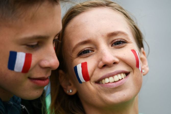 Una fanática con la bandera de Francia en sus mejillas se prepara para el encuentro contra Perú.