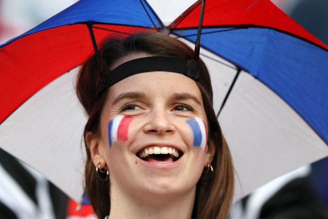 Con los colores de la bandera, una fanática de Francia disfruta la previa antes del encuentro mundialista, el segundo que juegan franceses y peruanos en Rusia 2018.