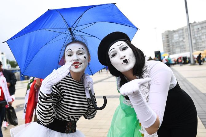 Dos fanáticas con disfraces de mimos llegaron al encuentro Francia vs. Perú por el grupo C del Mundial.