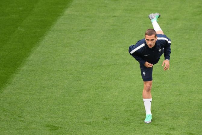 Antes del partido contra Perú, Francia llega en el segundo lugar del grupo C con tres puntos luego de vencer a Australia 2-1. Aquí aparece el delantero Antoine Griezmann, calentando antes del encuentro.