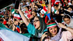 CNNE 536225 - fanaticas iranies felices por presenciar un juego en estadio de futbol