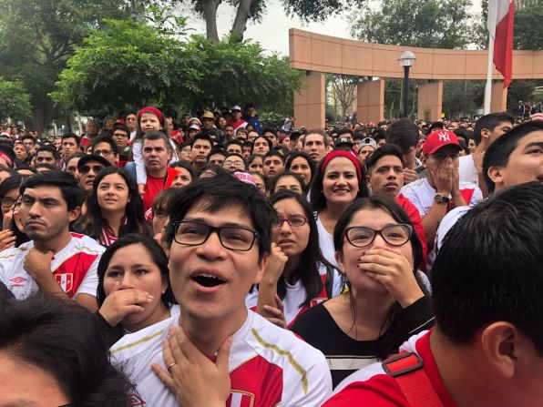 En la Plaza Miraflores de Lima, los fanáticos se reunieron para ver el partido de la Selección.