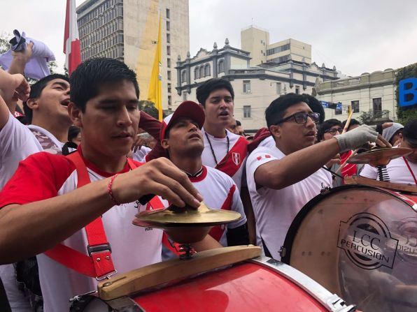 Con tambores y platillos los hinchas apoyan a la blanquirroja desde la capital de Perú.