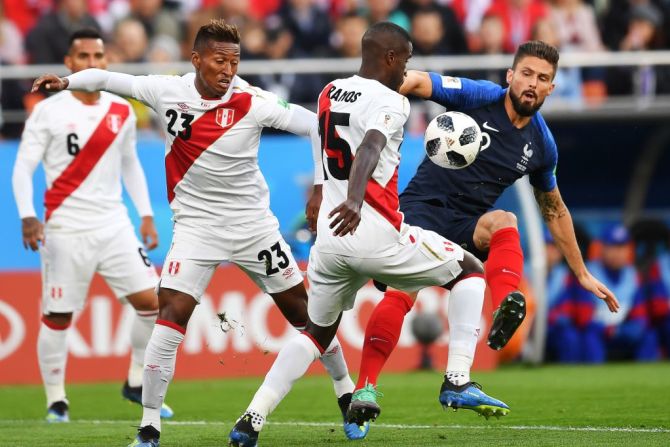 Christian Ramos de Perú y Olivier Giroud de Francia disputan un balón durante el partido de Perú vs. Francia en Rusia 2018.