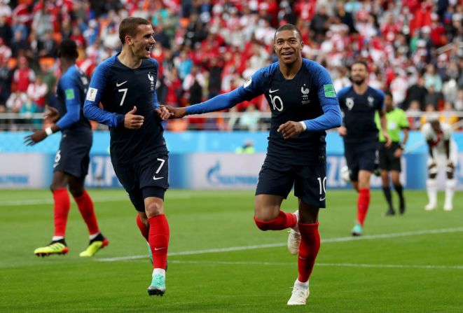 Kylian Mbappe y Antoine Griezmann de Francia, celebran el primer gol frente a Perú en el Ekaterinburg Arena de Yekaterinburgo en Russia. Mbappe anotó el gol en el minuto 34.