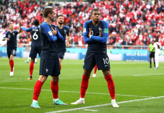 El 10 de Francia, Kylian Mbappe, celebra el gol que anotó ante Perú, junto a Antoine Griezmann.