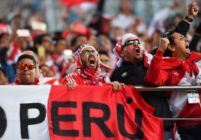 Fanáticos peruanos animan a su selección en el estadio Ekaterinburg.