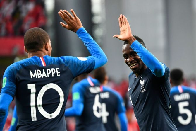 Kylian Mbappe (izquierda) celebra el gol que anotó con el mediocampista Blaise Matuidi en Ekaterinburgo.