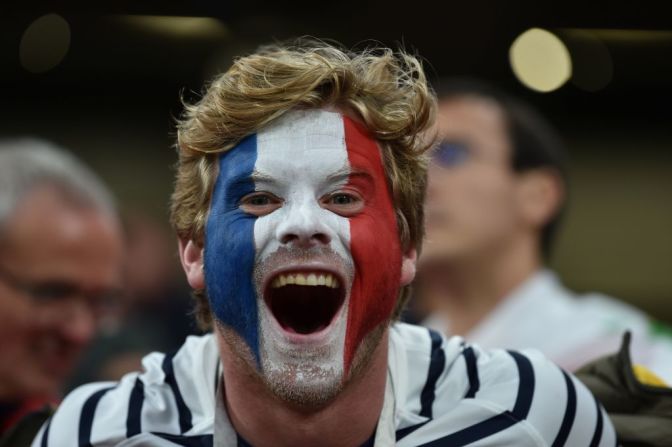 Un fanático francés celebra el triunfo de su selección frente a Perú.