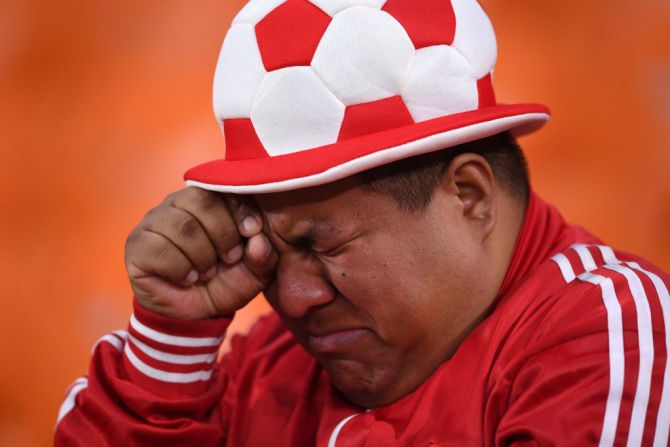 YUn hincha peruano lamenta la derrota de su equipo ante Francia.