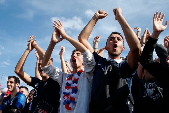 Contrario a los peruanos, los hinchas franceses celebraron el triunfo de Les Blues. Aquí un grupo de fanáticos en la Fan Zone en Noisy-le-Grand al oeste de París, el 21 de junio de 2018.