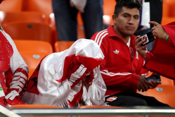 Así quedaron los asistentes peruanos al finalizar el partido entre Francia y Perú, en el que su selección quedó eliminada de la Copa Mundo.