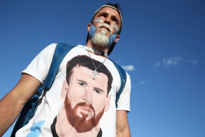 ¡Messi! ¡Messi! ¡Messi! Los argentinos animan a su selección y a su jugador estrella, Lionel Messi, quien espera ganar este encuentro frente a Croacia y seguir su carrera por conquistar la Copa del Mundo.