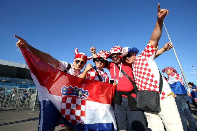 Los fanáticos croatas llegaron a las puertas del estadio de Nizhny Novgorod a apoyar a su selección.