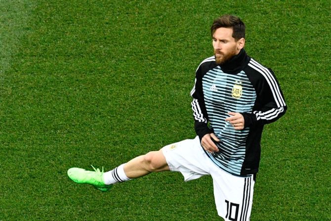 Lio Messi durante el calentamiento previo al partido contra Croacia. ¿Se les escapará el gol en este encuentro?.