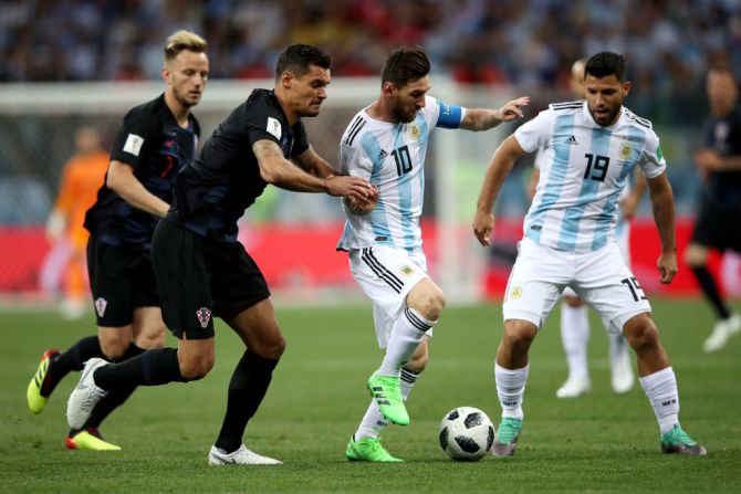 Los argentinos Lionel Messi y Sergio Agüero disputan el balón con el croata Ivan Rakitic en la primera etapa del encuentro Argentina vs. Croacia.