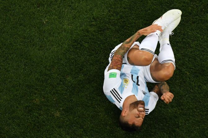 El defensa argentino Nicolás Otamendi cae al piso en el primer tiempo contra Croacia.