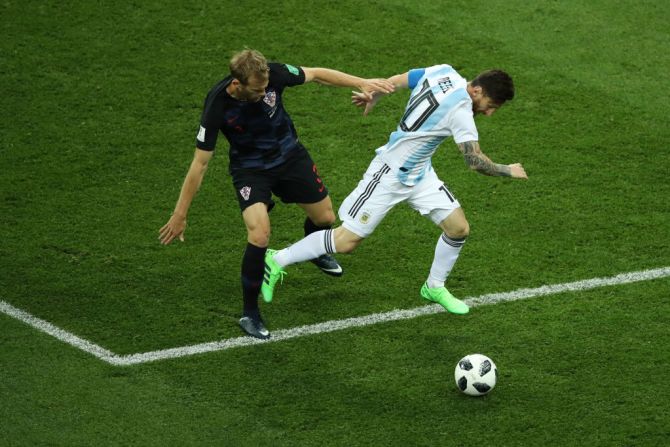 Nicolas Tagliafico de argentina pelea un balón con Ivan Strinic de Croacia en el estadio de Nizhny Novgorod.