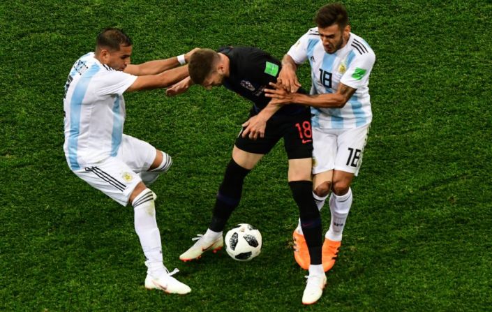 Ante Rebic de Croacia (en el centro) lucha por la pelota contra los argentinos Eduardo Salvio y Gabriel Mercado.