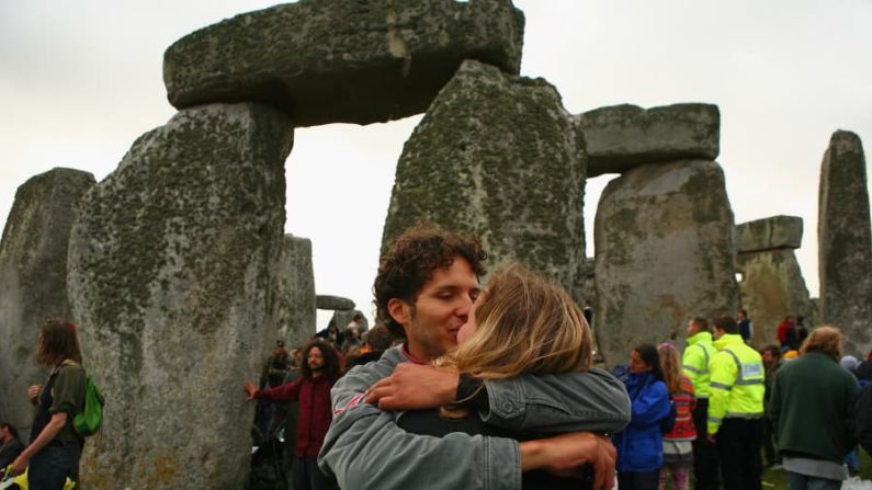 Los paganos y los neodruidas consideran al solsticio una opción para celebrar matrimonios. Muchas parejas van a Stonehenge, en la llanura de Salisbury, para confirmar su amor en el día más largo del año en el hemisferio norte.