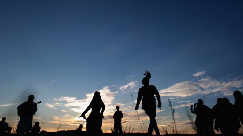 Una de las celebraciones de solsticio más grandes del mundo se lleva a cabo en el Stonehenge, un lugar de 5.000 años de antigüedad y donde miles se reúnen cada año para el inicio de la temporada de verano.