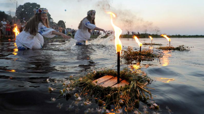 En Bielorrusia, las mujeres colocan ofrendas de velas en los ríos mientras celebran el Día de Iván Kupala. La tradición pagana ha sido aceptada en el calendario cristiano ortodoxo.