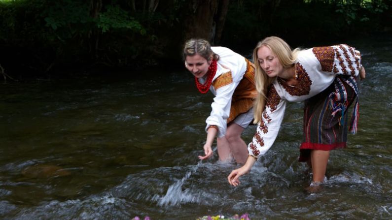 En Europa del Este, las celebraciones del solsticio caen en el Día de Iván Kupala, una fiesta que tiene connotaciones románticas para muchos eslavos. "Kupala" se deriva de la misma palabra que "Cupido". En Ucrania, es común que las mujeres pongan coronas en un río para atraer a solteros elegibles.