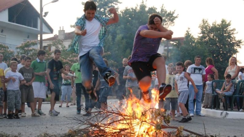 Durante la celebración del solsticio griego, la Klidonas, los solteros de todo el país intentan impresionar a las solteras al hacer fogatas y saltar sobre ellas. Según la costumbre, cualquiera que salte las llamas tres veces es recompensado con un buen año por delante, pero lo más importante es una probable cita para la noche.