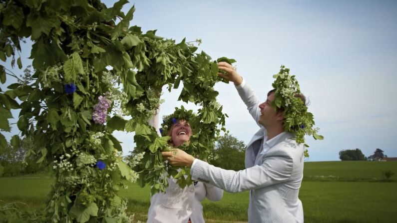 Durante la fiesta nacional sueca de Midsommar, los suecos, normalmente fríos, tranquilos y calmados, se encuentran con sus estridentes raíces vikingas, consumen una copiosa cantidad de vodka y bailan, según algunos, ante una estaca de aspecto más bien fálico. Tal vez, como era de esperarse, investigaciones demuestran que muchos bebés nacen nueve meses después de estas festividades.