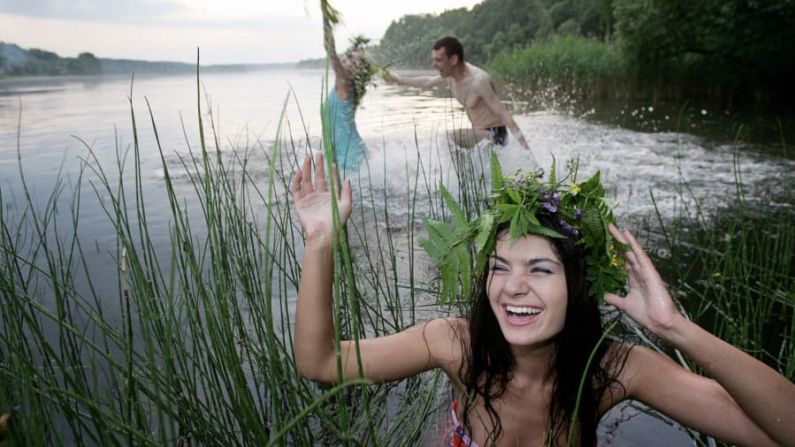 En muchas partes del mundo, no hay mejor momento para el cortejo que en el día más largo del año. En Bielorrusia, mujeres y hombres aprovechan la oportunidad para celebrar el sol de medianoche en el Día de Iván Kupala bañándose en lagos.