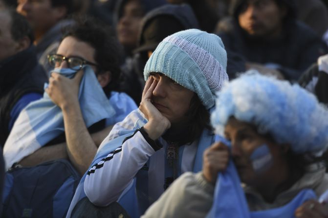 Los argentinos ahora esperan un milagro: que Islandia no sume en los dos partidos que le faltan y que Argentina derrote, y ojalá con goleada, a Nigeria.