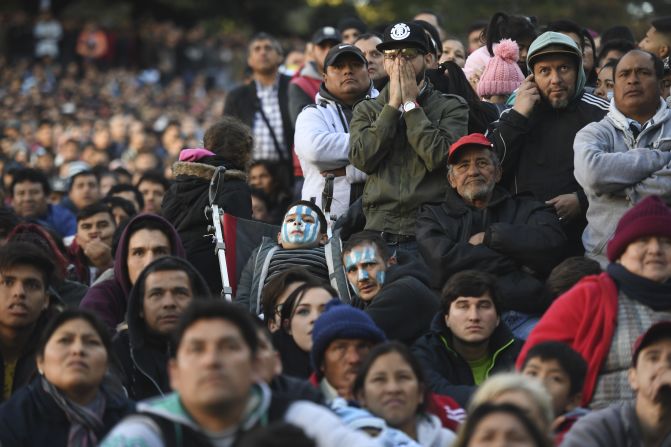 En la capital de argentina solo se vieron caras largas en la transmisión pública del partido.