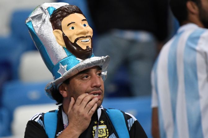 Este hincha tiene un sombrero con la cara de Lionel Messi, el jugador sobre el que estaban puestas todas las esperanzas.